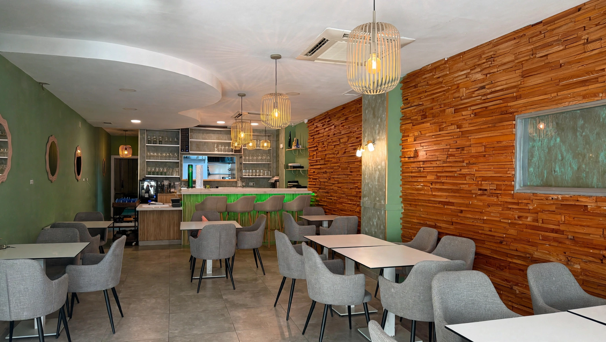 Interior del restaurante MITAD en Málaga