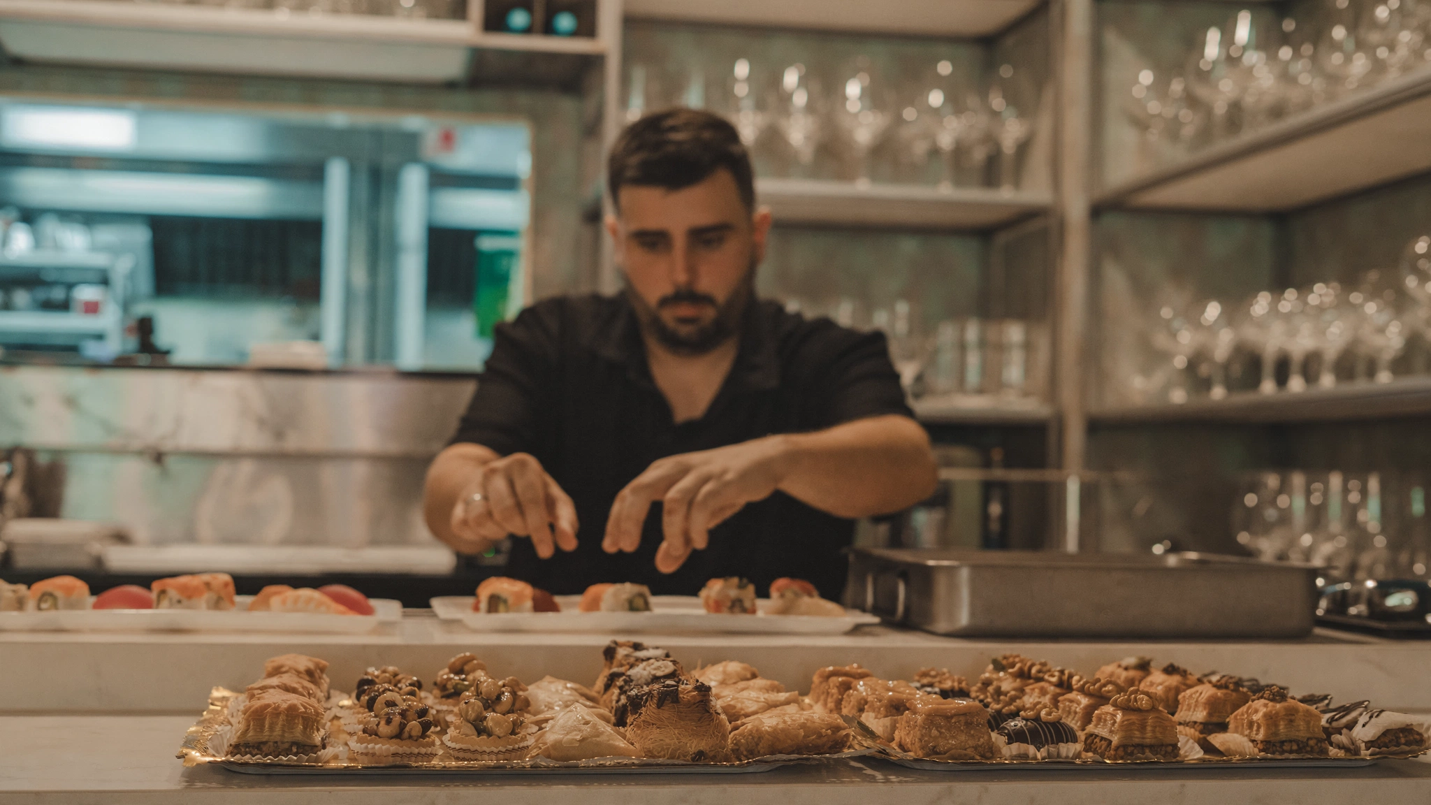 Preparación de la experiencia omakase en la barra de MITAD